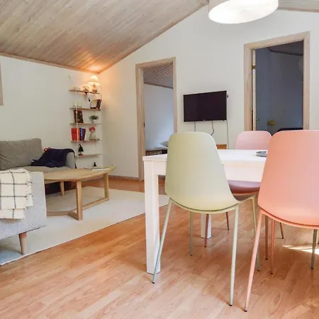 Three-bedroom Holiday In 펜션 *